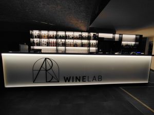 mobili-su-misura-per-ristorante-ferrara-THE-WINE-LAB-6